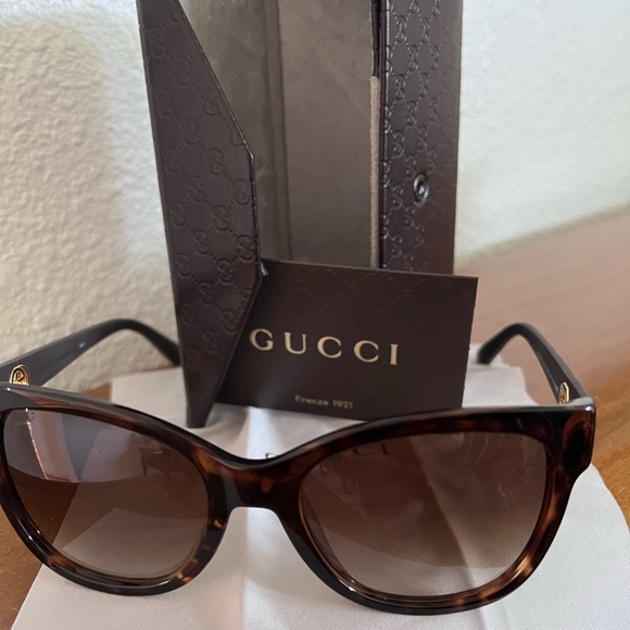 Authentic Gucci leather side Sunglasses - Picture 7 of 11